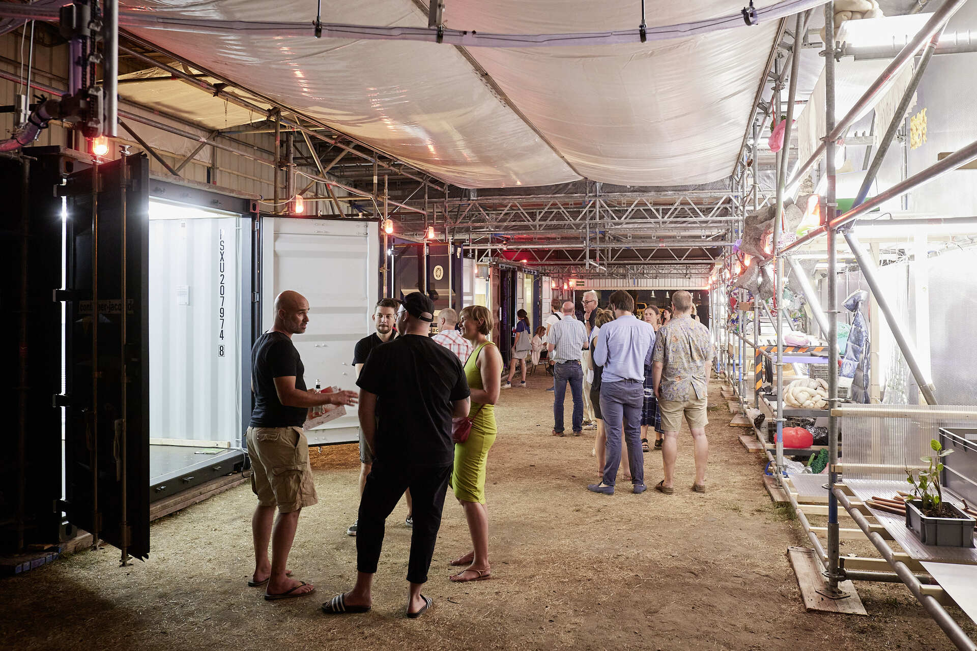 Innenraum des WERKstattPALAST mit Stoffdach und Container-Wänden